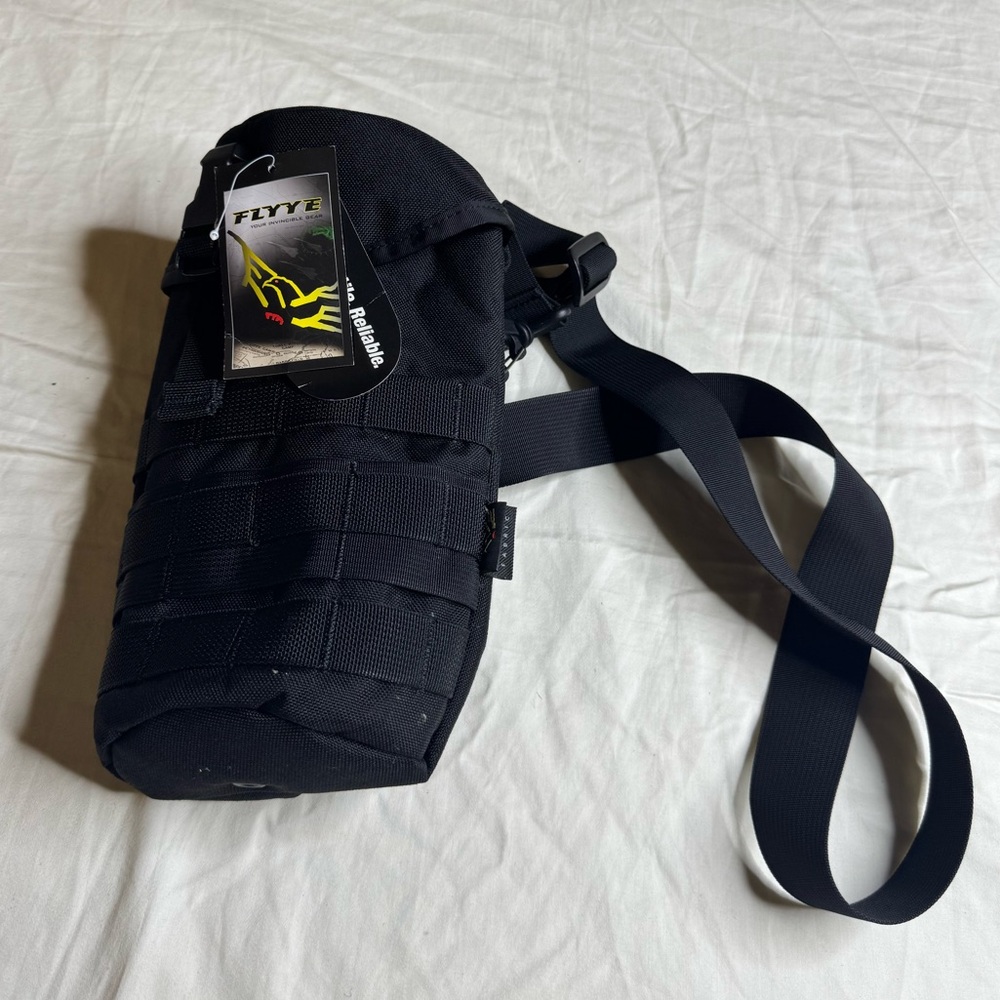 NWT FLYYE  - VERTICAL-TYPE BUCKET BAG (BLACK)